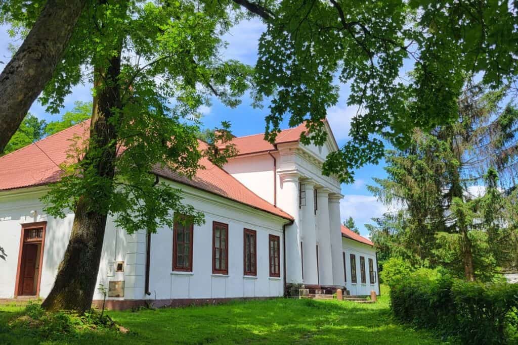 Zabytkowy XIX w. dwór w Rożnowie nad Dunajcem