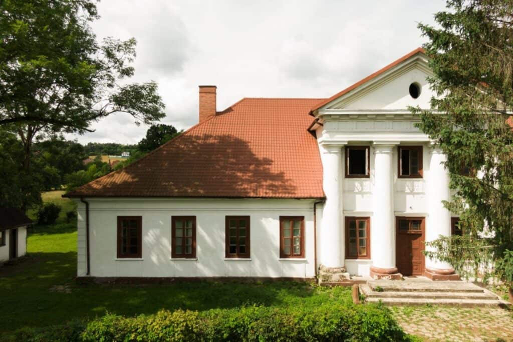 Zabytkowy XIX w. dwór w Rożnowie nad Dunajcem