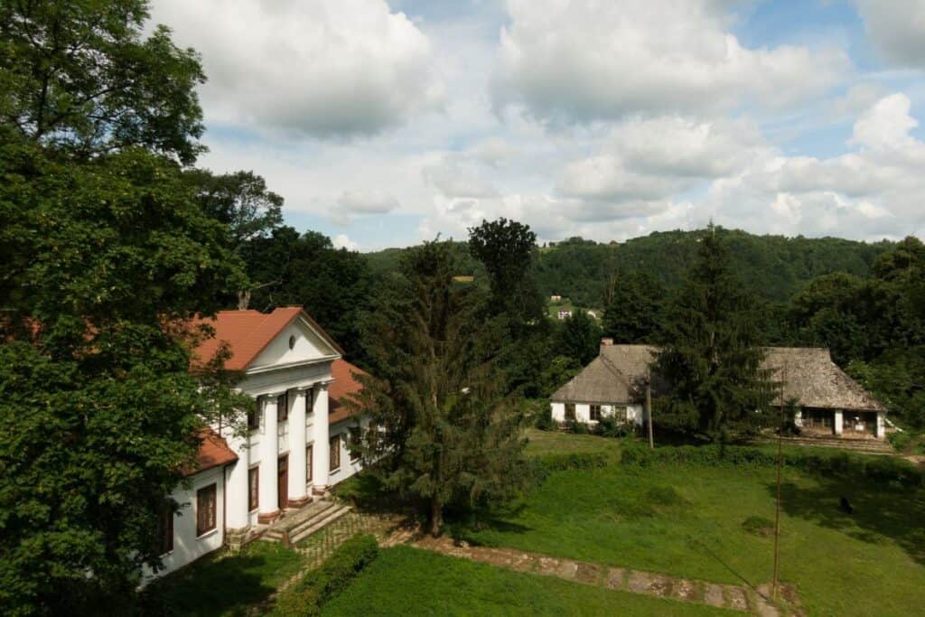 Zabytkowy XIX w. dwór w Rożnowie nad Dunajcem