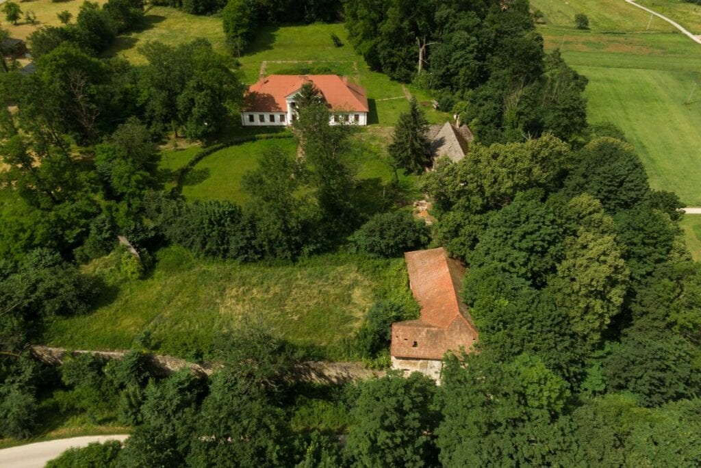 Zabytkowy XIX w. dwór w Rożnowie nad Dunajcem