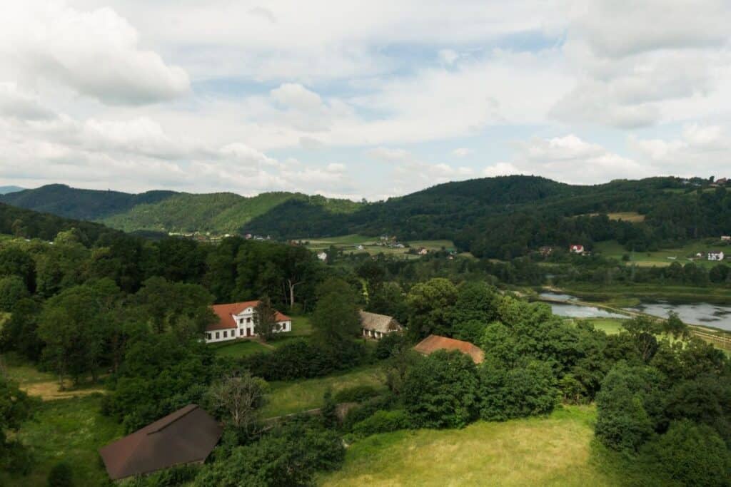 Zabytkowy XIX w. dwór w Rożnowie nad Dunajcem