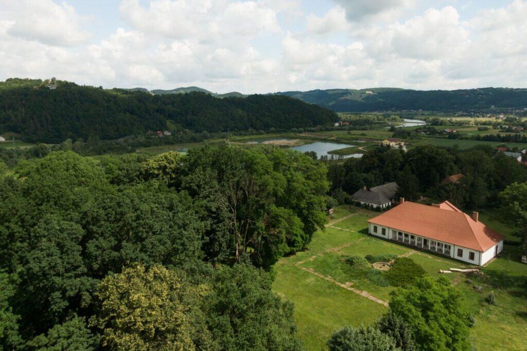 Zabytkowy XIX w. dwór w Rożnowie nad Dunajcem