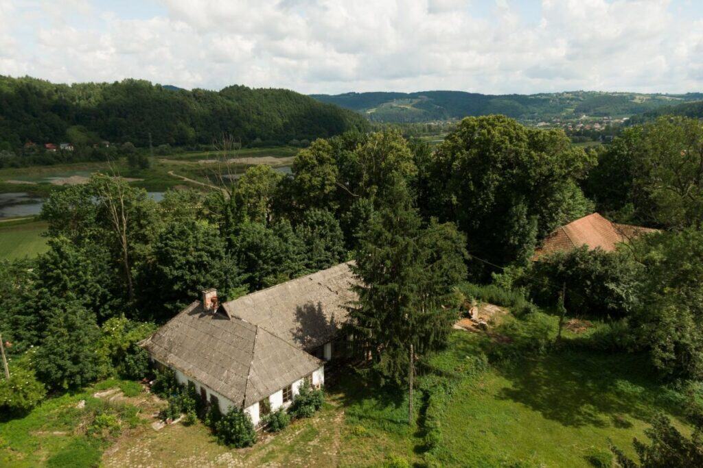 Zabytkowy XIX w. dwór w Rożnowie nad Dunajcem