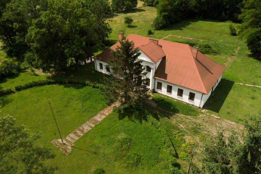 Zabytkowy XIX w. dwór w Rożnowie nad Dunajcem