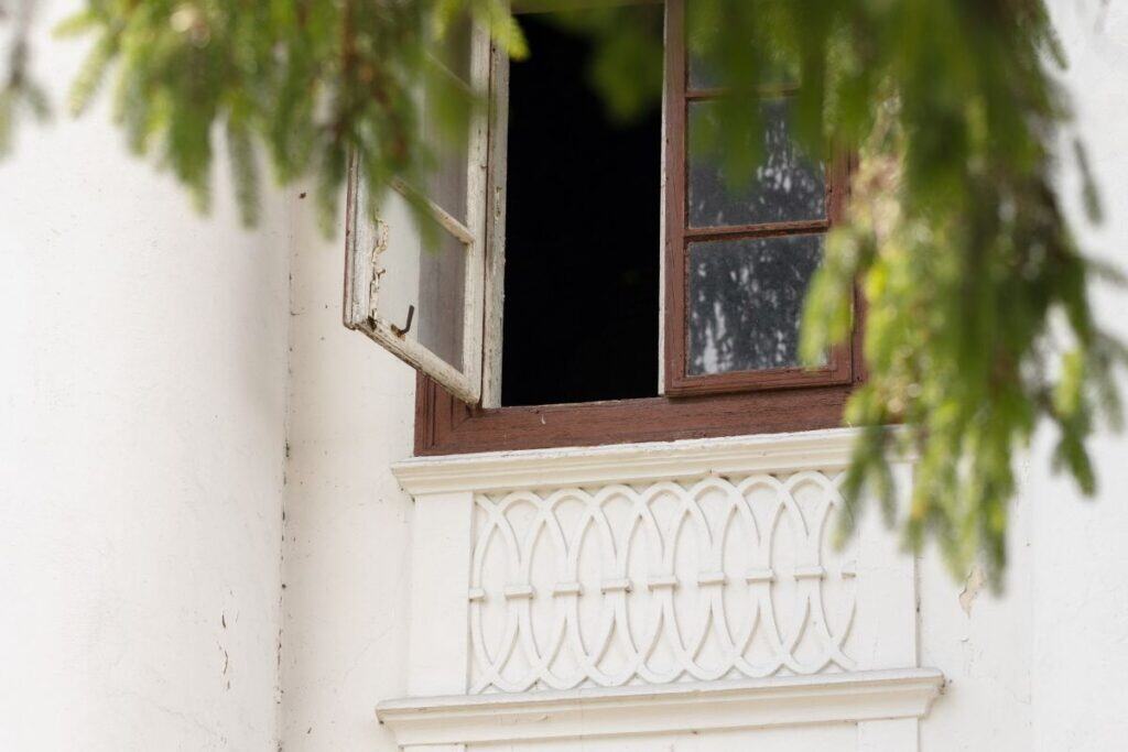 Zabytkowy XIX w. dwór w Rożnowie nad Dunajcem