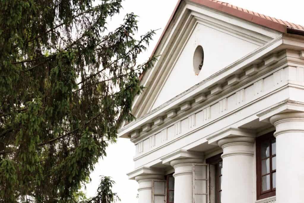 Zabytkowy XIX w. dwór w Rożnowie nad Dunajcem