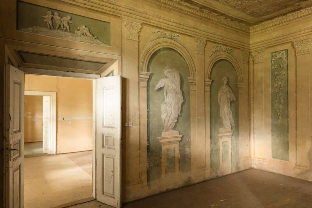 Zabytkowy XIX w. dwór w Rożnowie nad Dunajcem