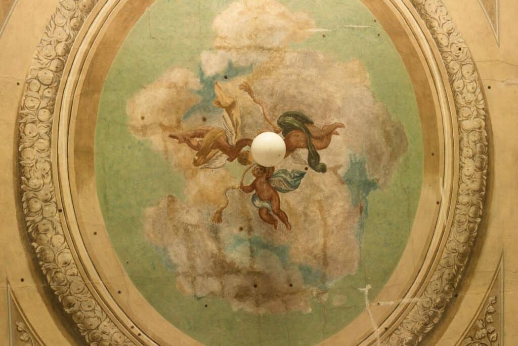 Zabytkowy XIX w. dwór w Rożnowie nad Dunajcem