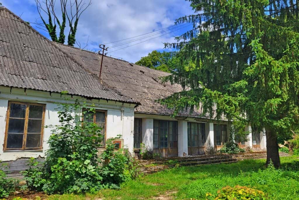 Zabytkowy XIX w. dwór w Rożnowie nad Dunajcem