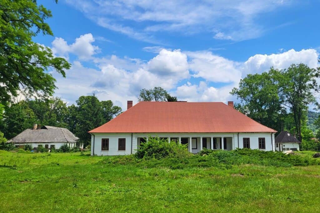 Zabytkowy XIX w. dwór w Rożnowie nad Dunajcem