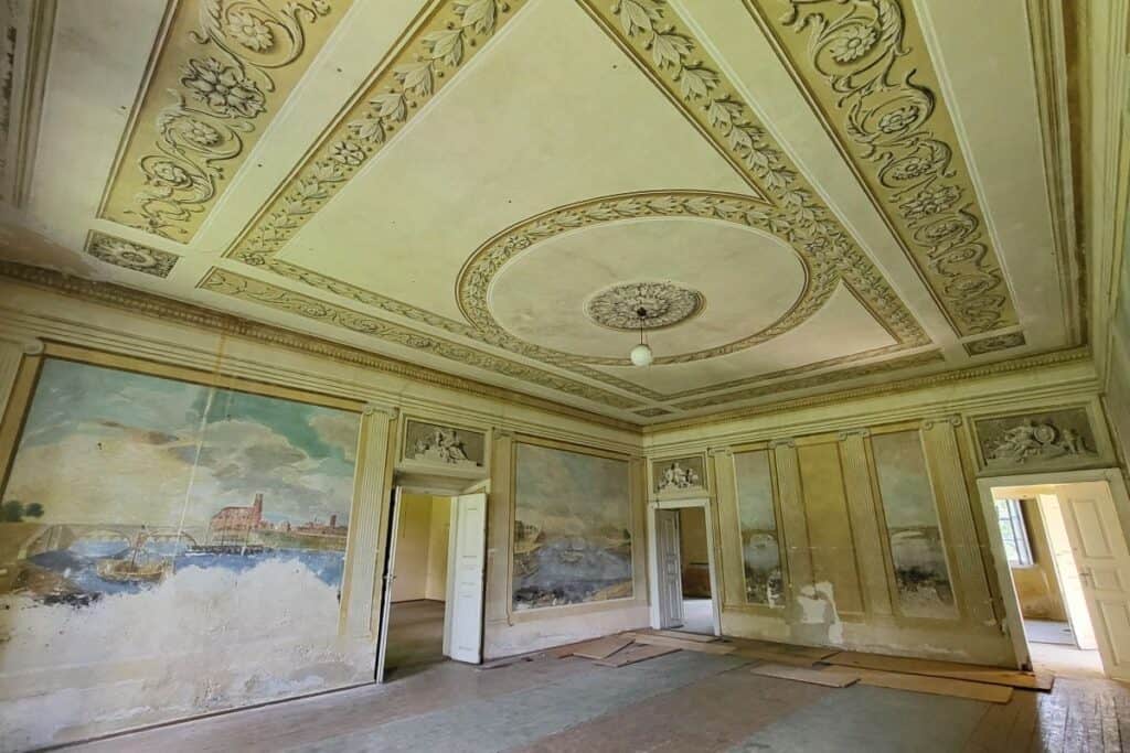 Zabytkowy XIX w. dwór w Rożnowie nad Dunajcem