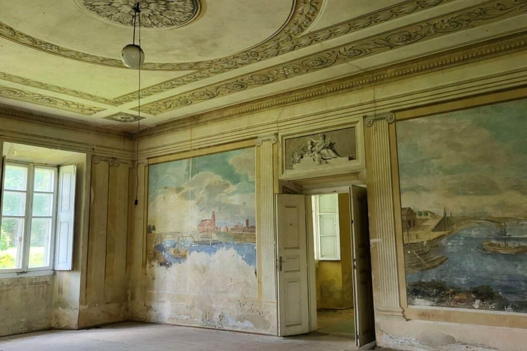 Zabytkowy XIX w. dwór w Rożnowie nad Dunajcem