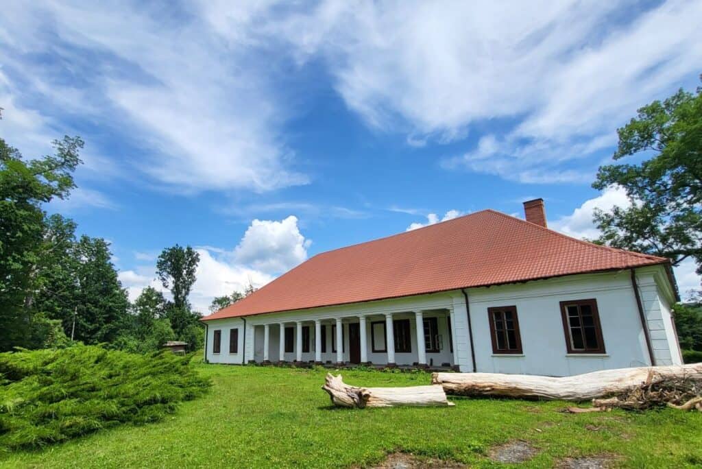 Zabytkowy XIX w. dwór w Rożnowie nad Dunajcem