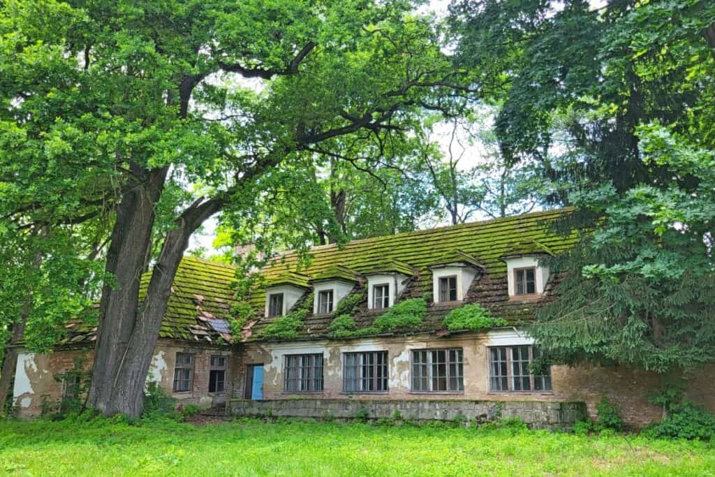 Zabytkowy XIX w. dwór w Rożnowie nad Dunajcem