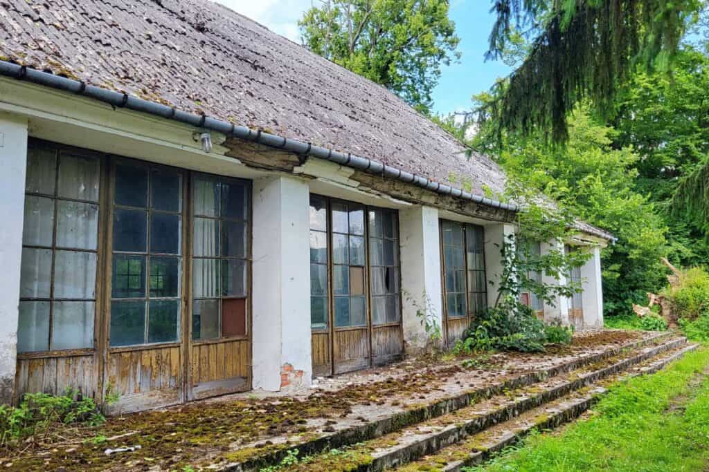 Zabytkowy XIX w. dwór w Rożnowie nad Dunajcem