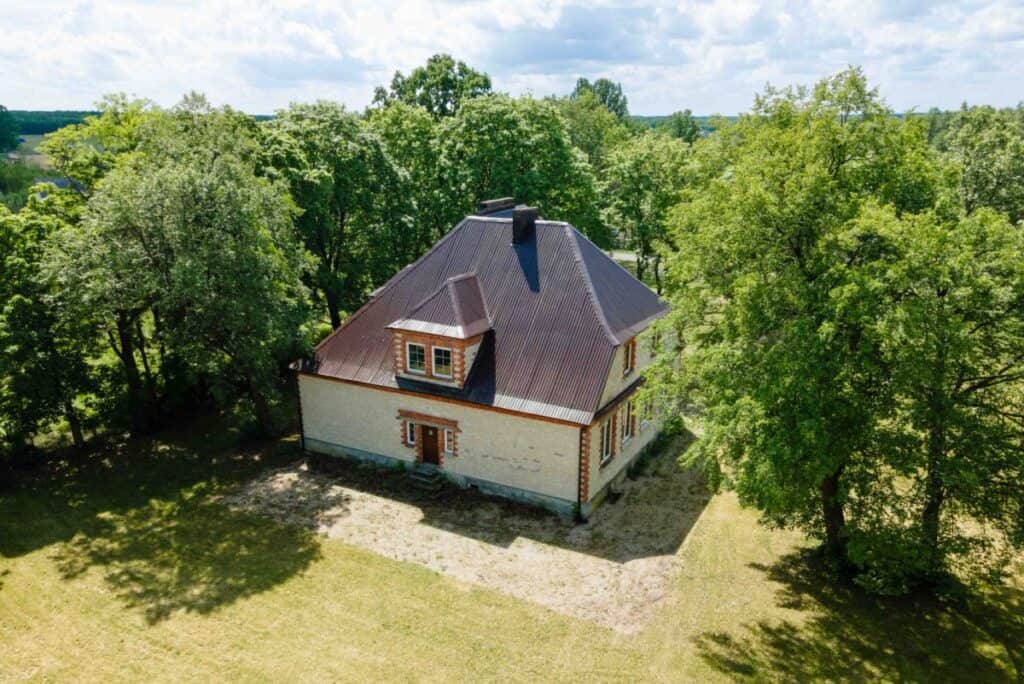 Stara Szkoła, Piaski, ul. Wolności