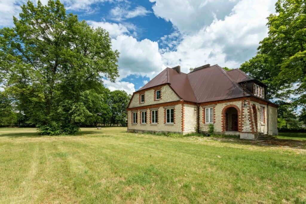 Stara Szkoła, Piaski, ul. Wolności