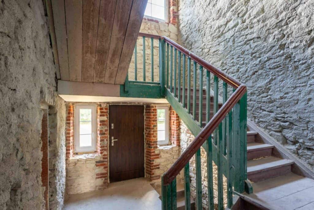 Stara Szkoła, Piaski, ul. Wolności