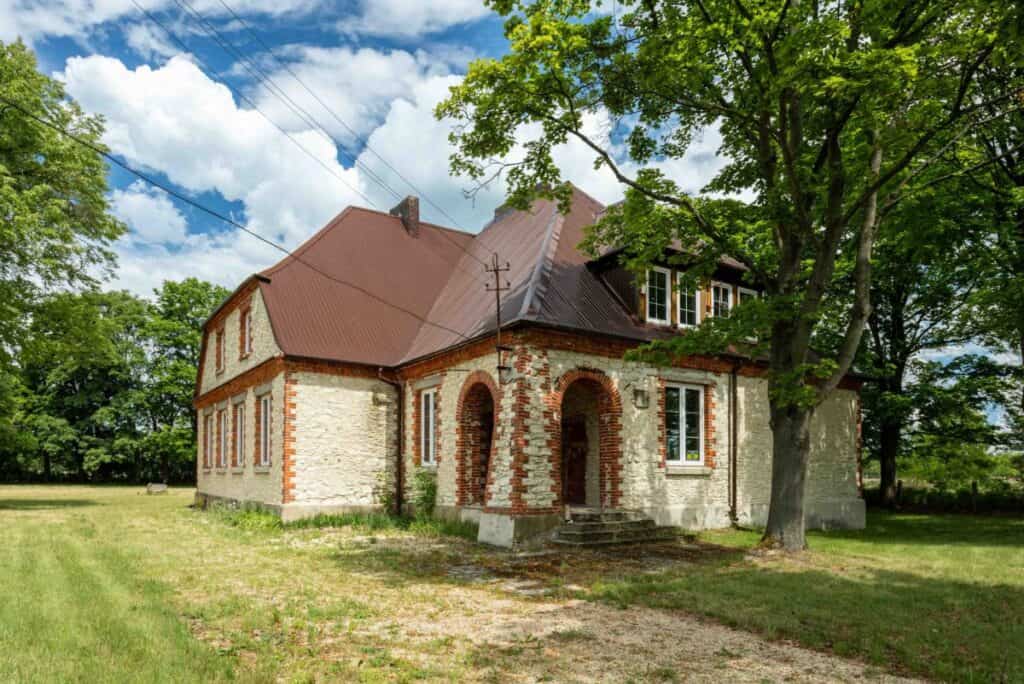 Stara Szkoła, Piaski, ul. Wolności